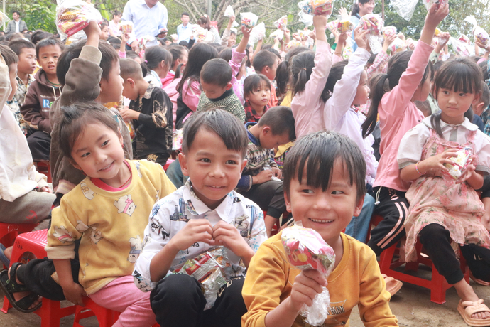 Những phần quà tuy nhỏ bé nhưng lại chứa chan tình cảm được gửi gắm đến các em nhỏ.