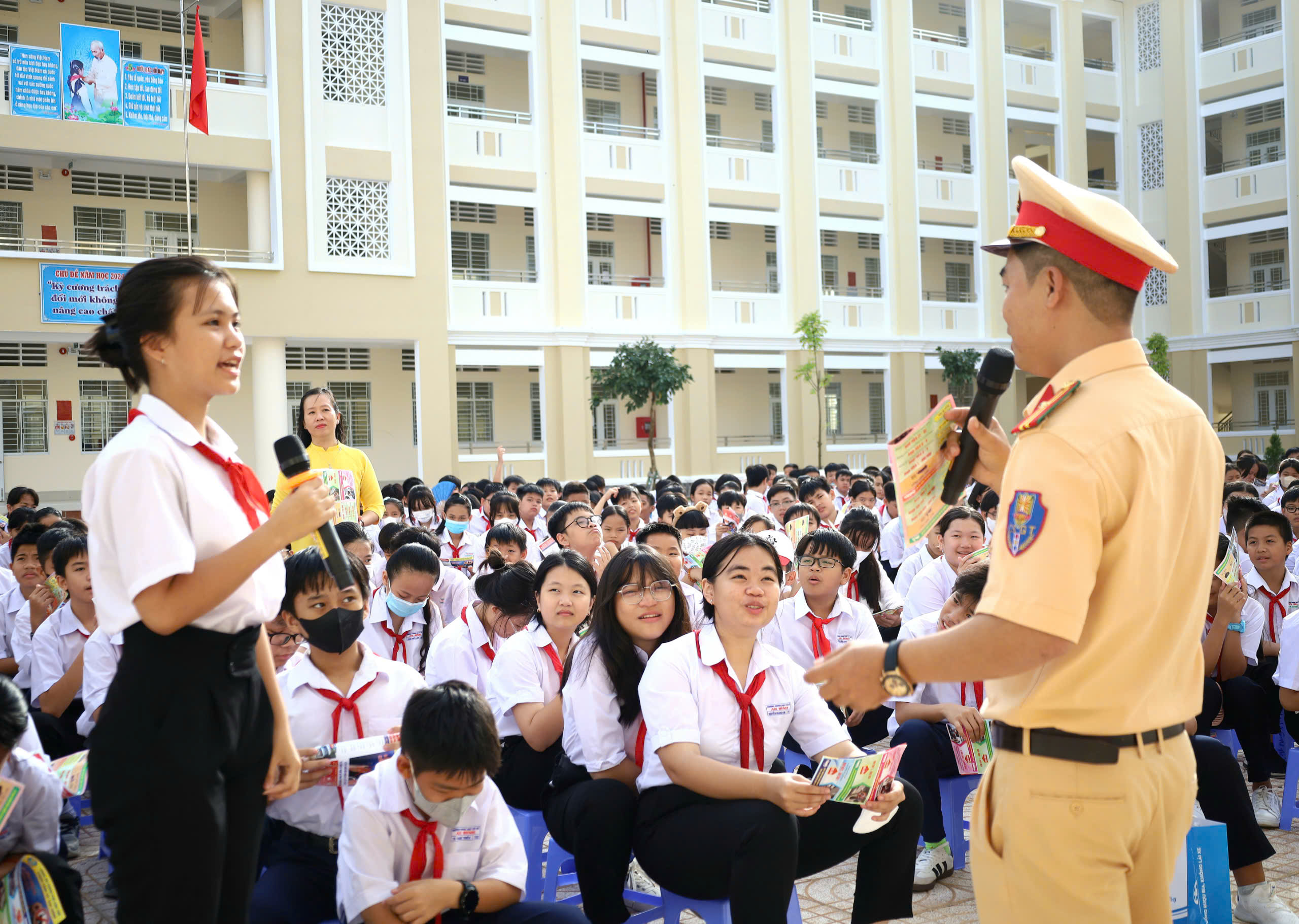 Các em học sinh tham gia trả lời câu hỏi về các quy định trong ATGT.