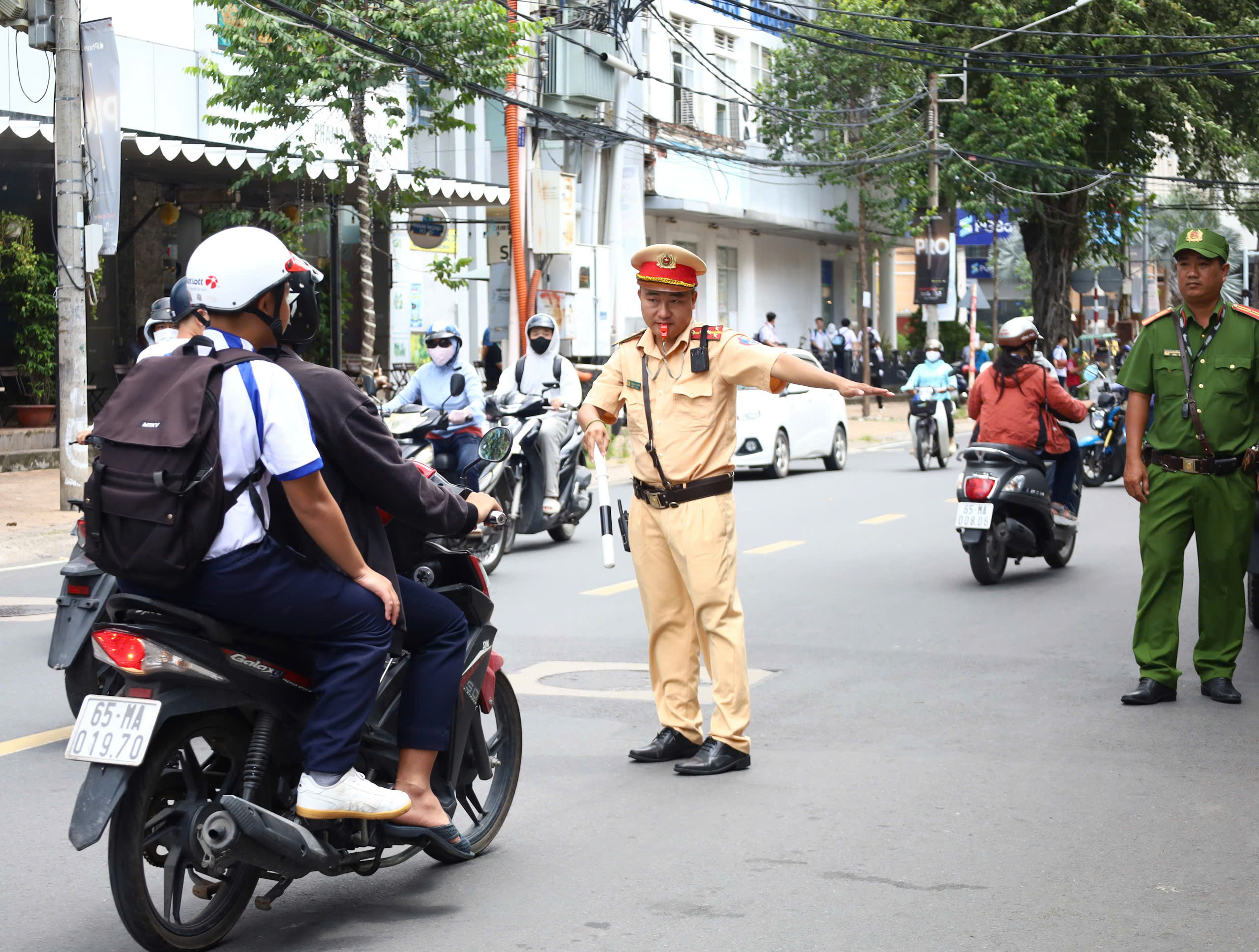 Lực lượng CSGT kiểm tra trên đường Ngô Quyền, quận Ninh Kiều tuyến đường có nhiều trường học trên địa bàn.