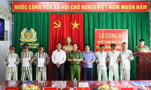 Lãnh đạo Công an TP Cần Thơ và đại diện các sở, ngành trao giấy chứng nhận đặc xá cho các phạm nhân. Ảnh: Công an TP Cần Thơ