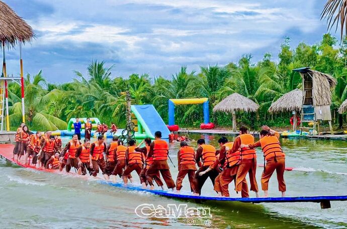 Du lịch vui chơi giải trí, hoạt náo sôi nổi, vui nhộn.