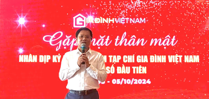 Nhà báo Hồ Minh Chiến chia sẻ tại buổi gặp mặt