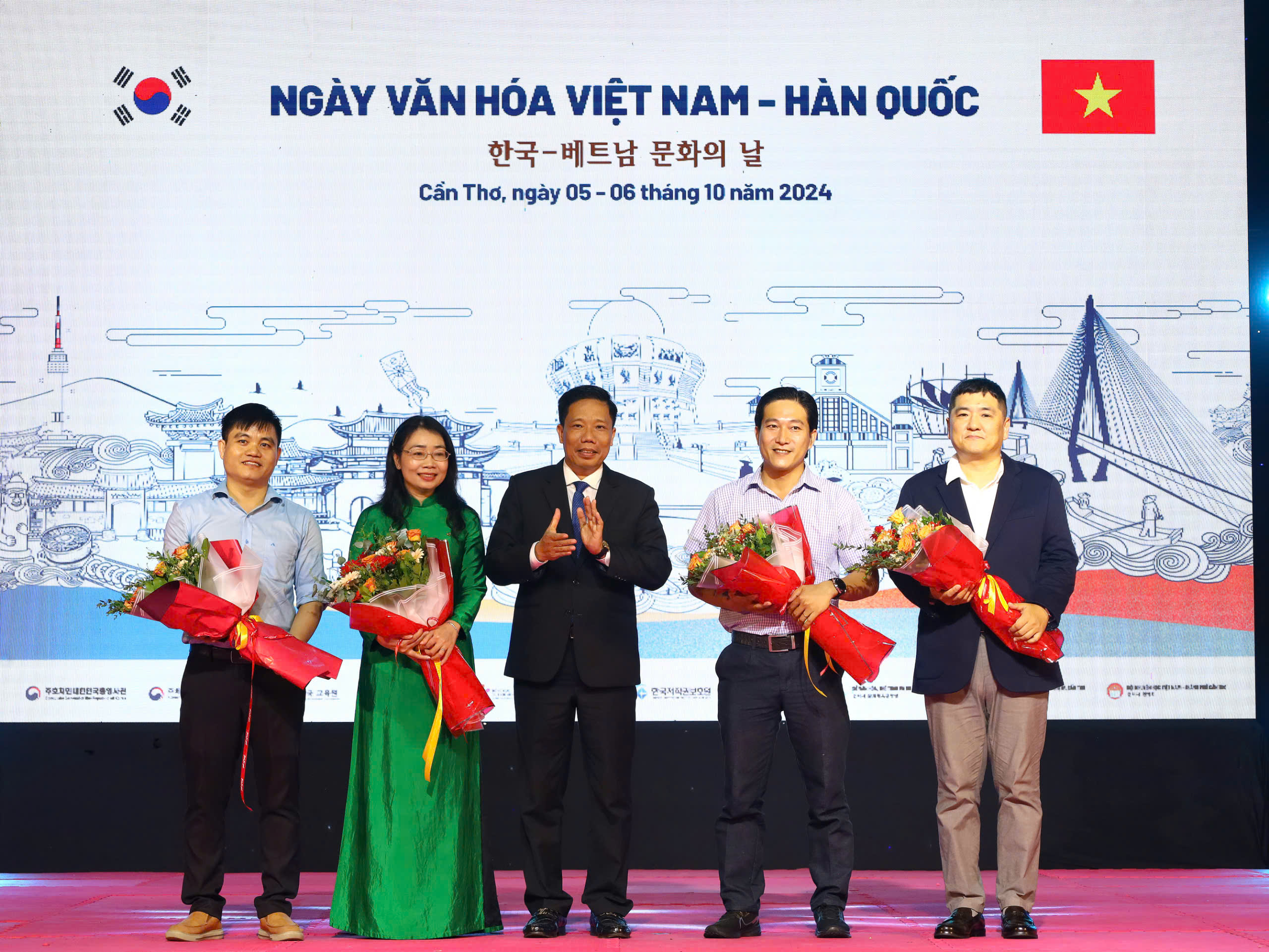 Ông Nguyễn Thực Hiện – Phó Chủ tịch UBND TP. Cần Thơ tặng hoa cho các đơn vị tham gia tài trợ tổ chức sự kiện.