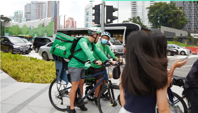 Anthony Tan làm tài xế giao hàng cho Grab (Ảnh: CNBC).