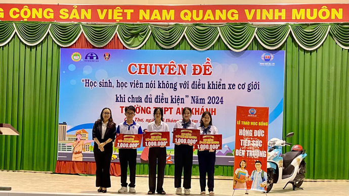 Đại diện Công ty Hồng Đức trao học bổng tiếp sức đến trường cho các em học sinh tại buổi tuyên truyền.