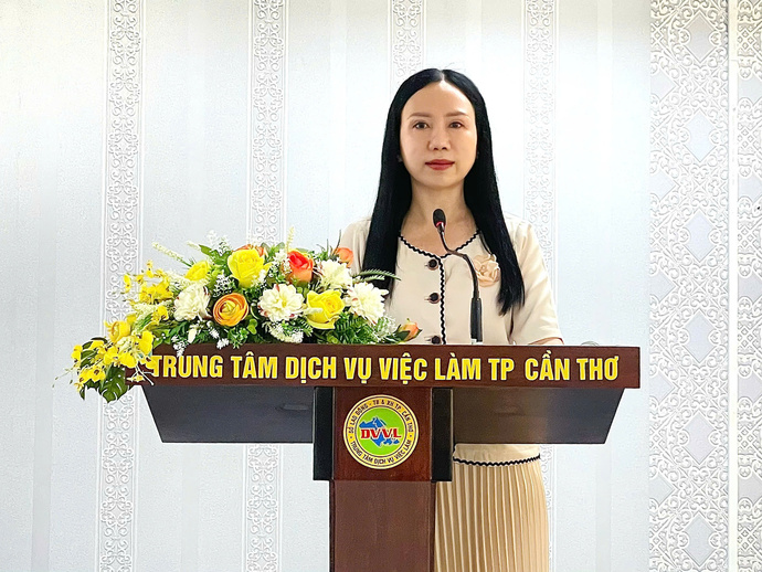 Bà Phan Quỳnh Dao - Phó Giám đốc Sở Lao động - Thương binh và Xã hội TP Cần Thơ phát biểu tại buổi tập huấn.