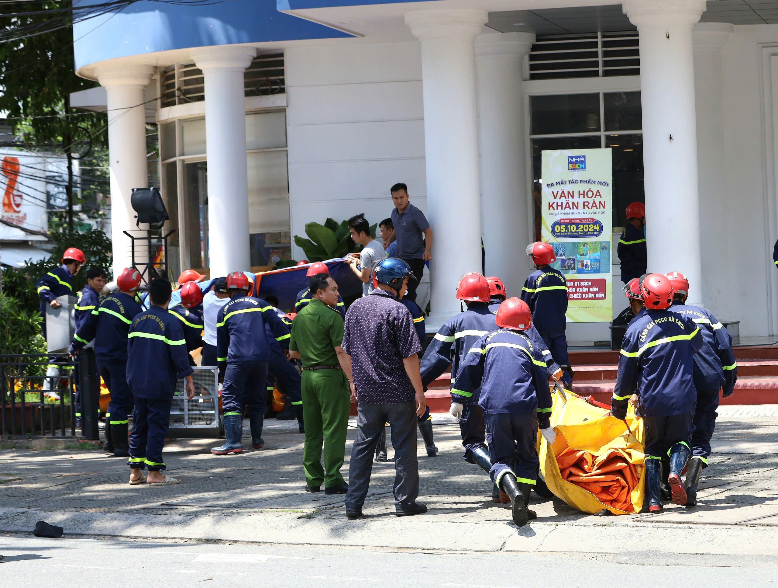 Lực lượng PCCC CNCH Công an TP. Cần Thơ nhanh chóng triển khai nhiệm vụ.