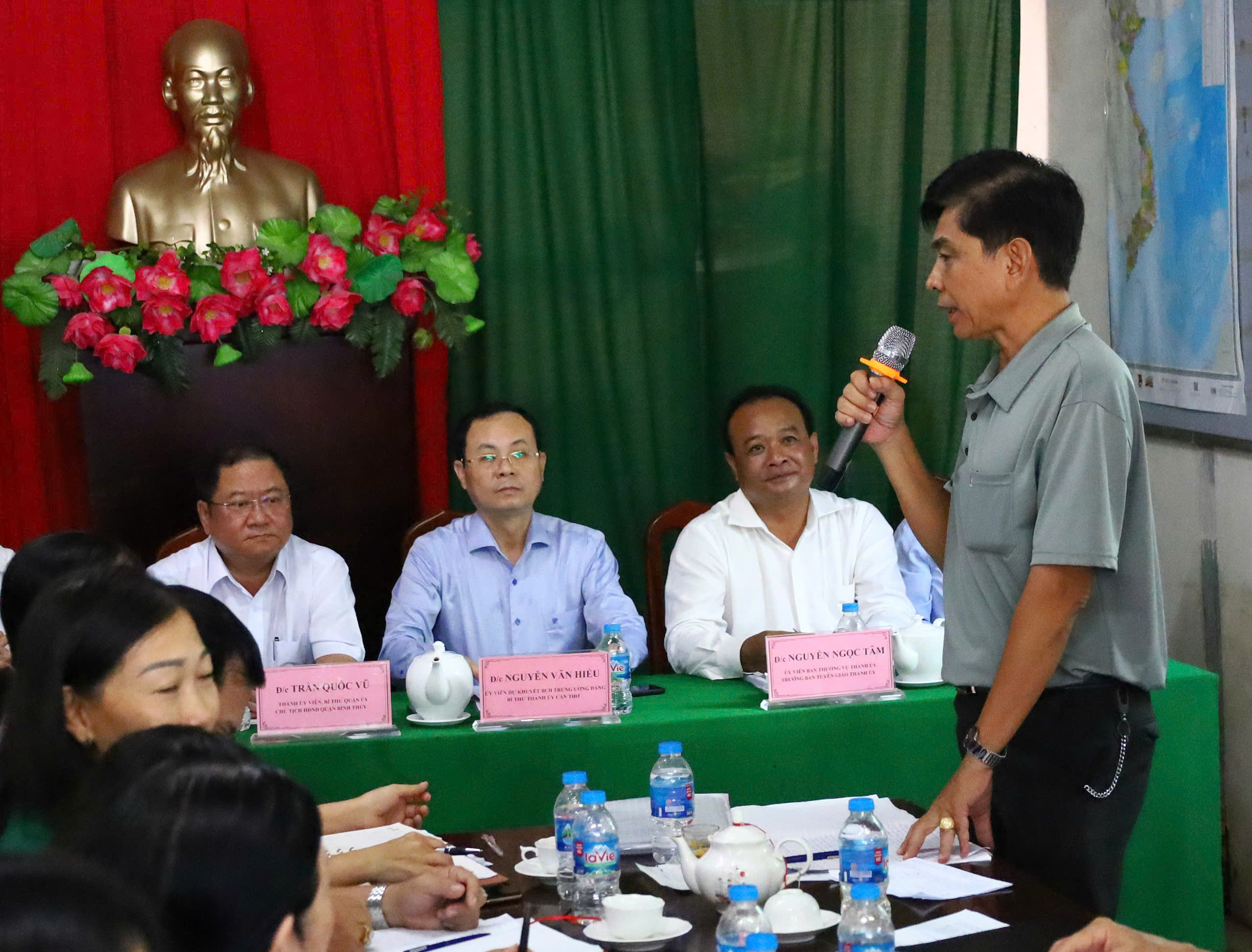 Ông Châu Văn Thành - Bí thư Chi bộ, Trưởng khu vực Bình Yên A, phường Long Hòa, quận Bình Thủy phát biểu tại buổi sinh hoạt.