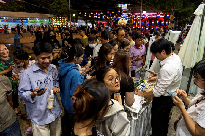 Du khách tham quan các gian hàng ẩm thực K-FOOD.