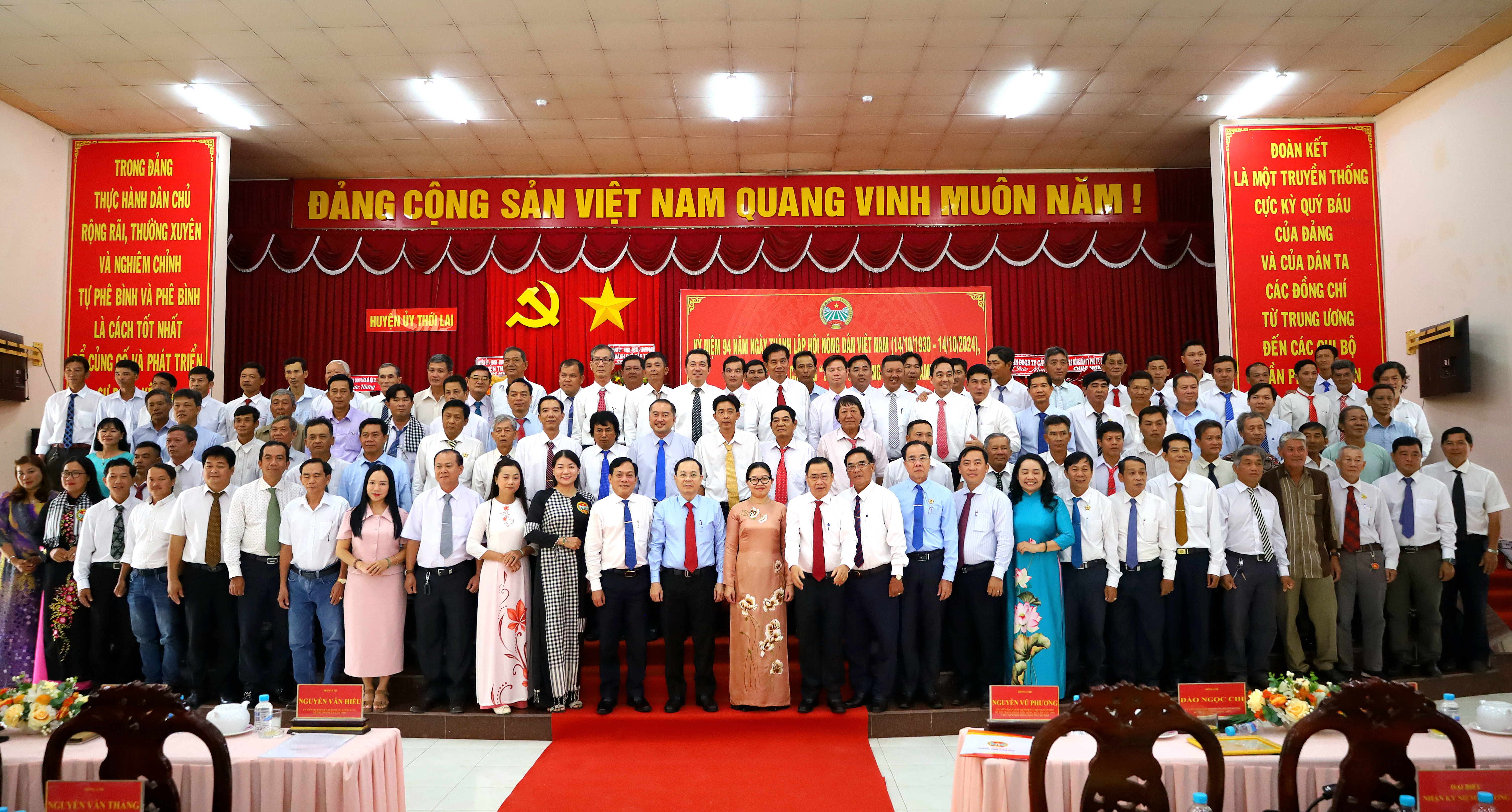 Các đại biểu chụp hình lưu niệm tại buổi họp mặt kỷ niệm 94 năm Ngày thành lập Hội Nông dân Việt Nam.