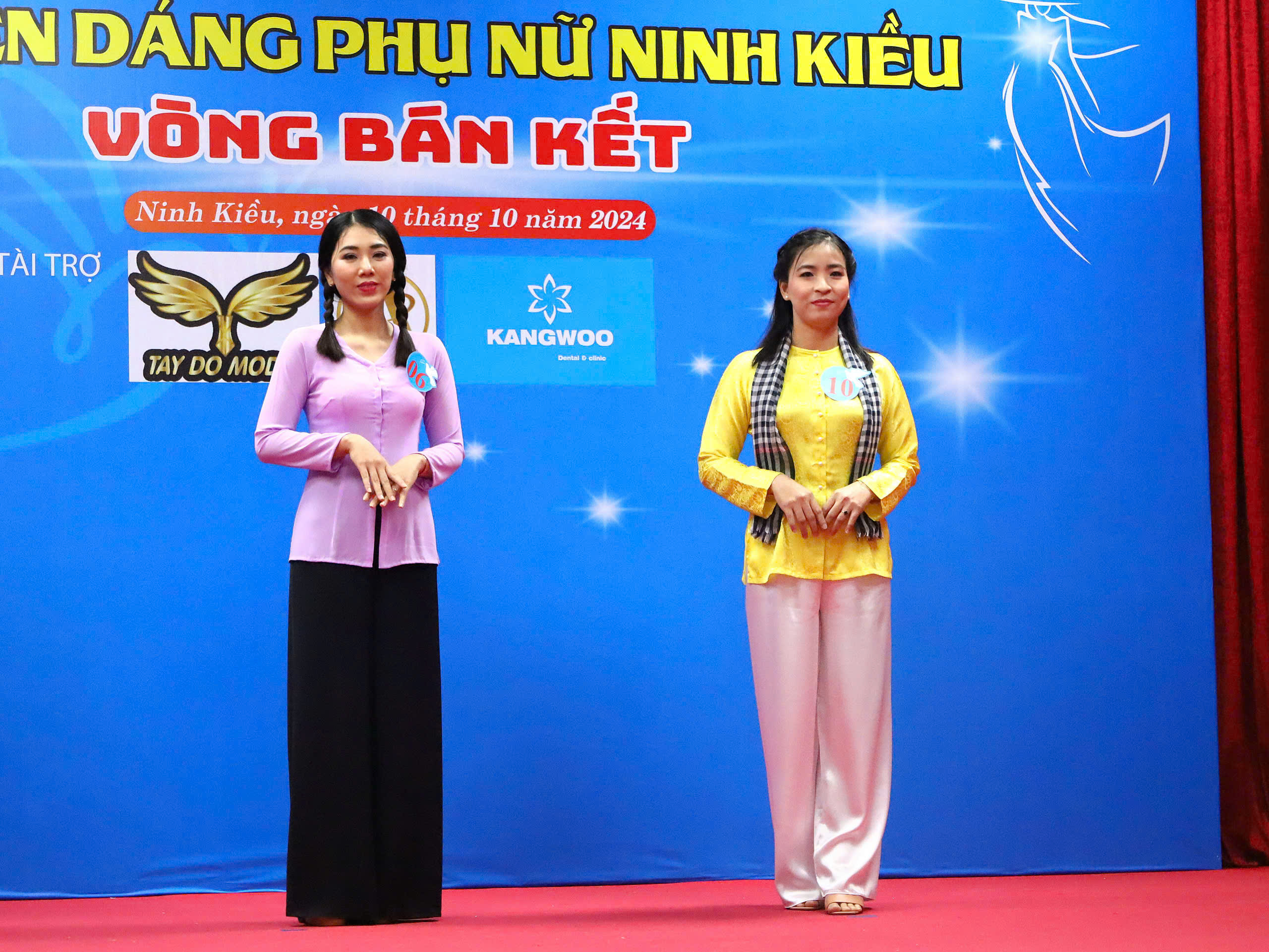 Thí sinh Phan Thị Ngọc Như - SBD 06 - Trường Mầm non Hoàng Anh và thí sinh Lê Thị Mao - SBD 10 - Trường Mầm non Bông Sen tự tin, duyên dáng trong phần thi trang phục Áo bà ba.