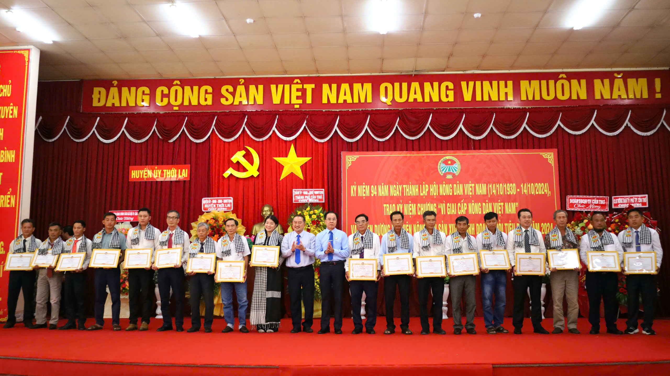 Ông Đào Ngọc Chi - Bí thư Huyện ủy Phong Điền và ông Huỳnh Văn Tùng - Phó Bí thư thường trực Huyện ủy Thới Lai tặng Bằng khen cho hội viên nông dân sản xuất, kinh doanh giỏi tiêu biểu.