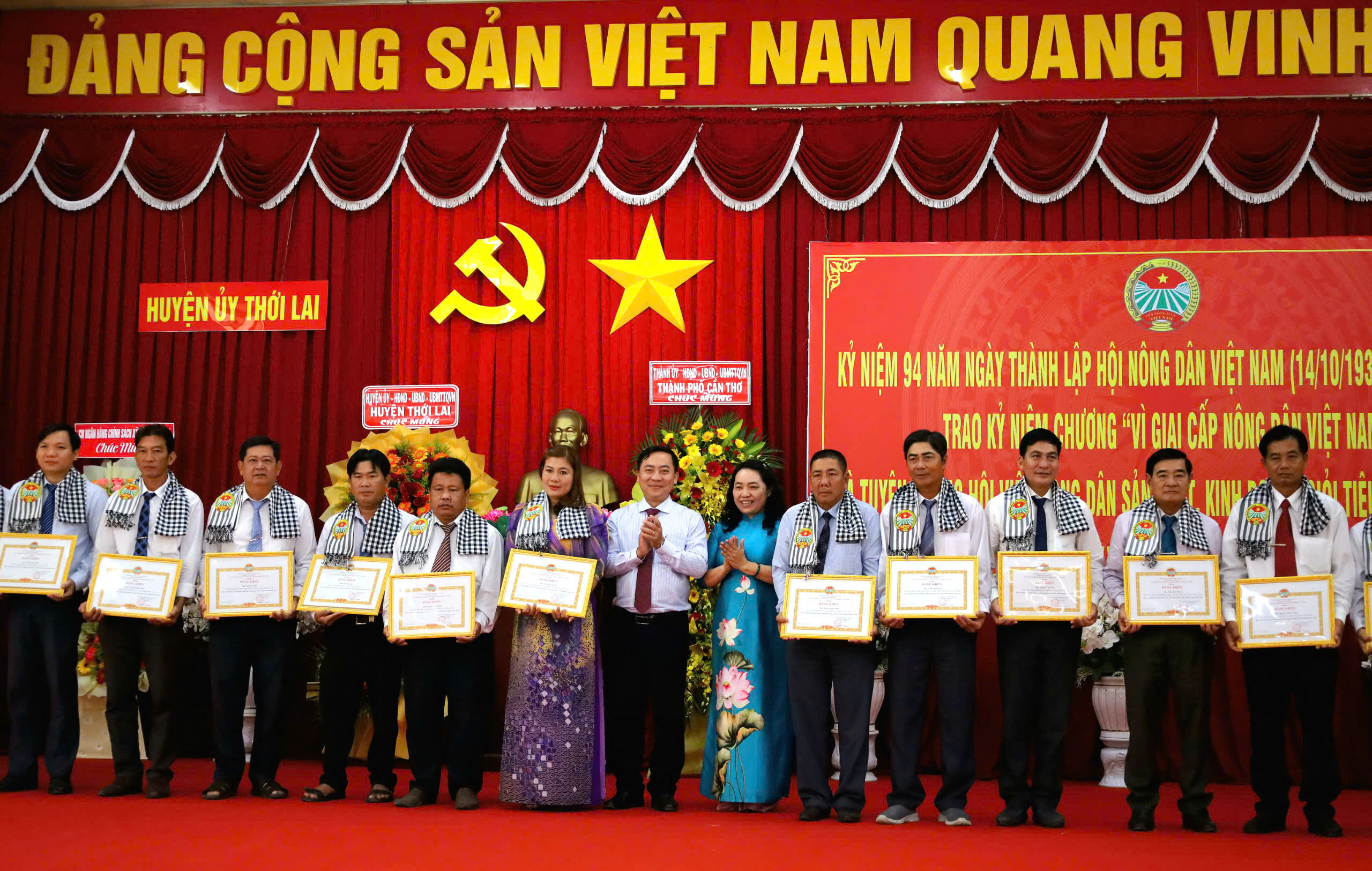 Ông Đào Chí Nghĩa - Phó Trưởng đoàn chuyên trách Đoàn đại biểu quốc hội đơn vị TP. Cần Thơ và bà Trần Thị Thanh Thư - Phó Chủ tịch Hội Nông dân TP. Cần Thơ tặng Bằng khen cho hội viên nông dân sản xuất, kinh doanh giỏi tiêu biểu.