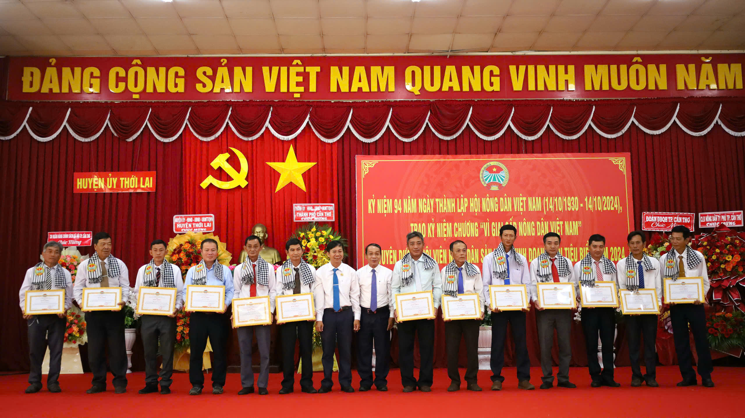 Ông Tống Văn Nhịn - Phó Chủ Tịch Thường Trực Ủy Ban MTTQ Việt Nam TP. Cần Thơ và ông Trịnh Văn Châu Nhân - Phó Chủ tịch Hội Nông dân TP. Cần Thơ tặng Bằng khen cho hội viên nông dân sản xuất, kinh doanh giỏi tiêu biểu.