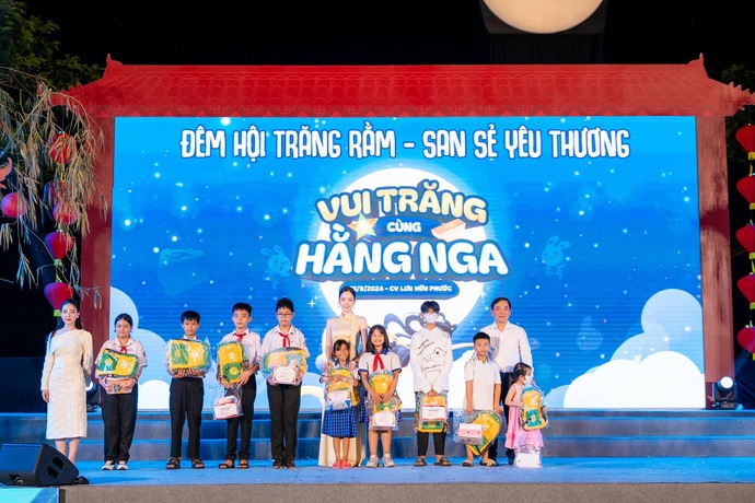 Vũ Thanh Tú trao tặng các phần quà cho các em thiếu nhi có hoàn cảnh khó khăn tại Đêm hội Trăng rằm - San sẻ yêu thương năm 2024.