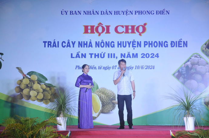 Các tiết mục văn nghệ tại Hội chợ trái cây nhà nông huyện Phong Điền.