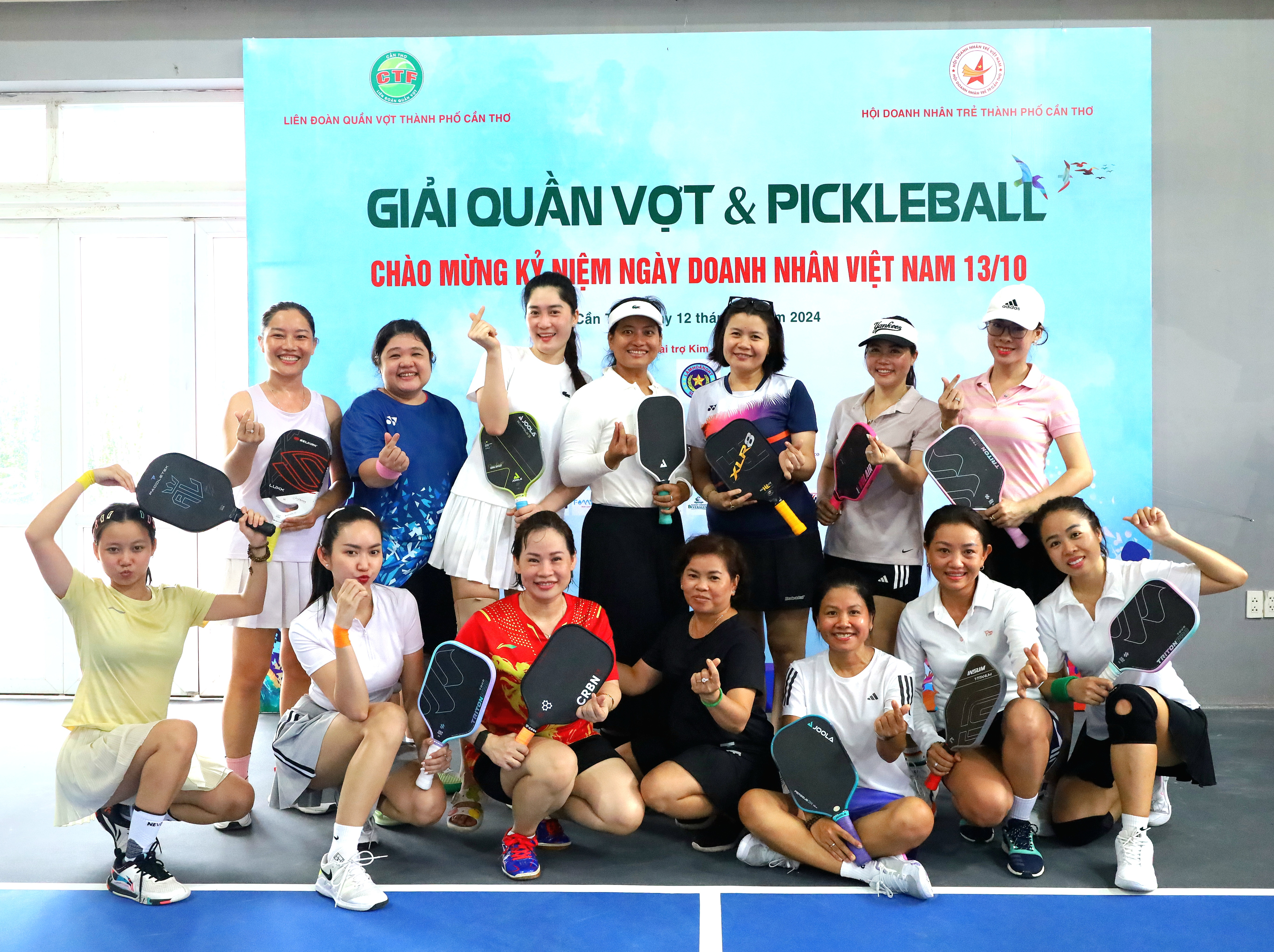 Các vận động viên nữ tham gia Giải Quần vợt và Pickleball chào mừng kỷ niệm 20 năm Ngày Doanh nhân Việt Nam.