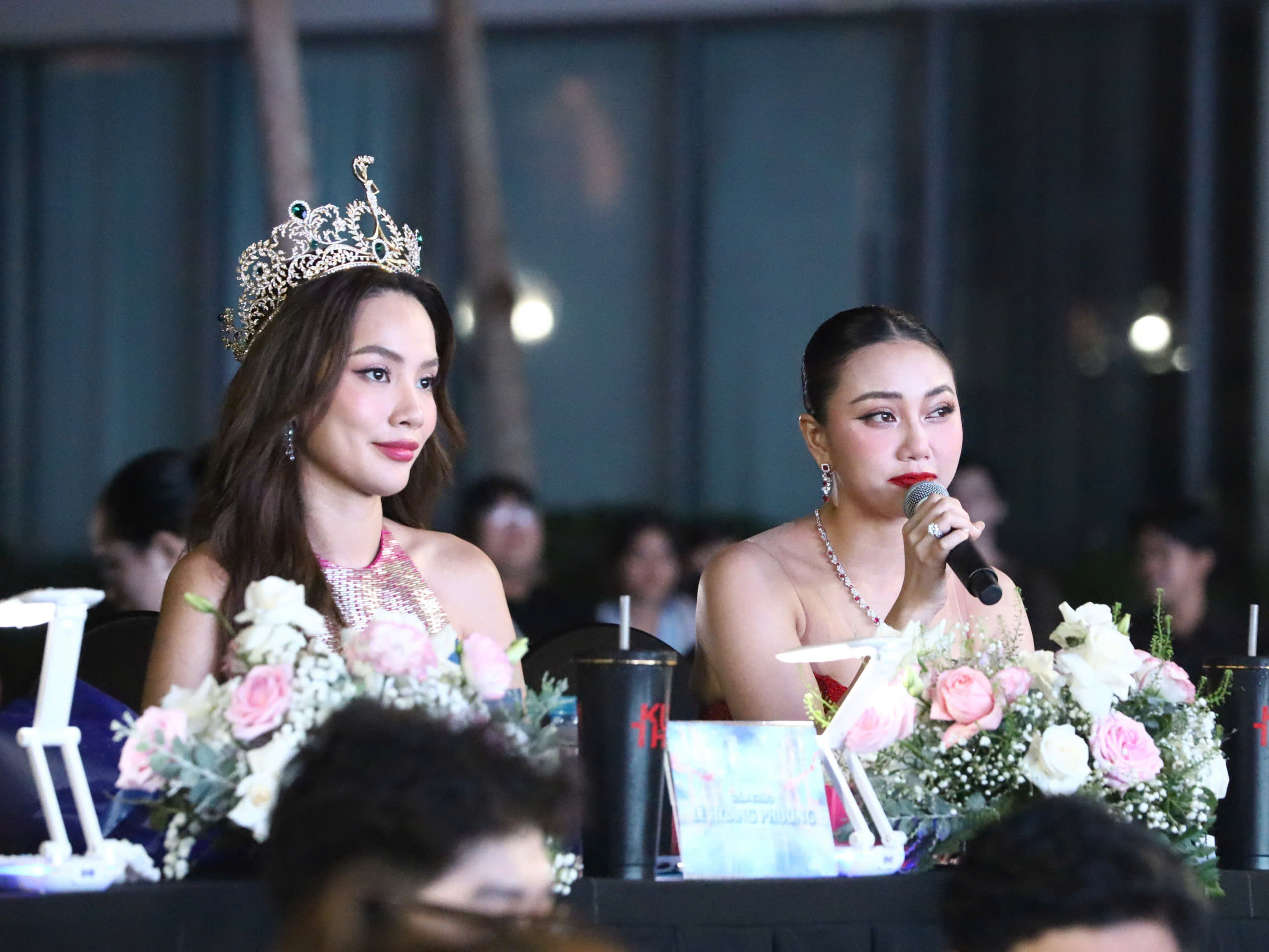 Miss Ngôi sao Lê Minh Thy Thơ - Giám đốc Công ty TNHH Kinh doanh vàng - đá quý Minh Vũ đặt câu hỏi cho thí sinh.