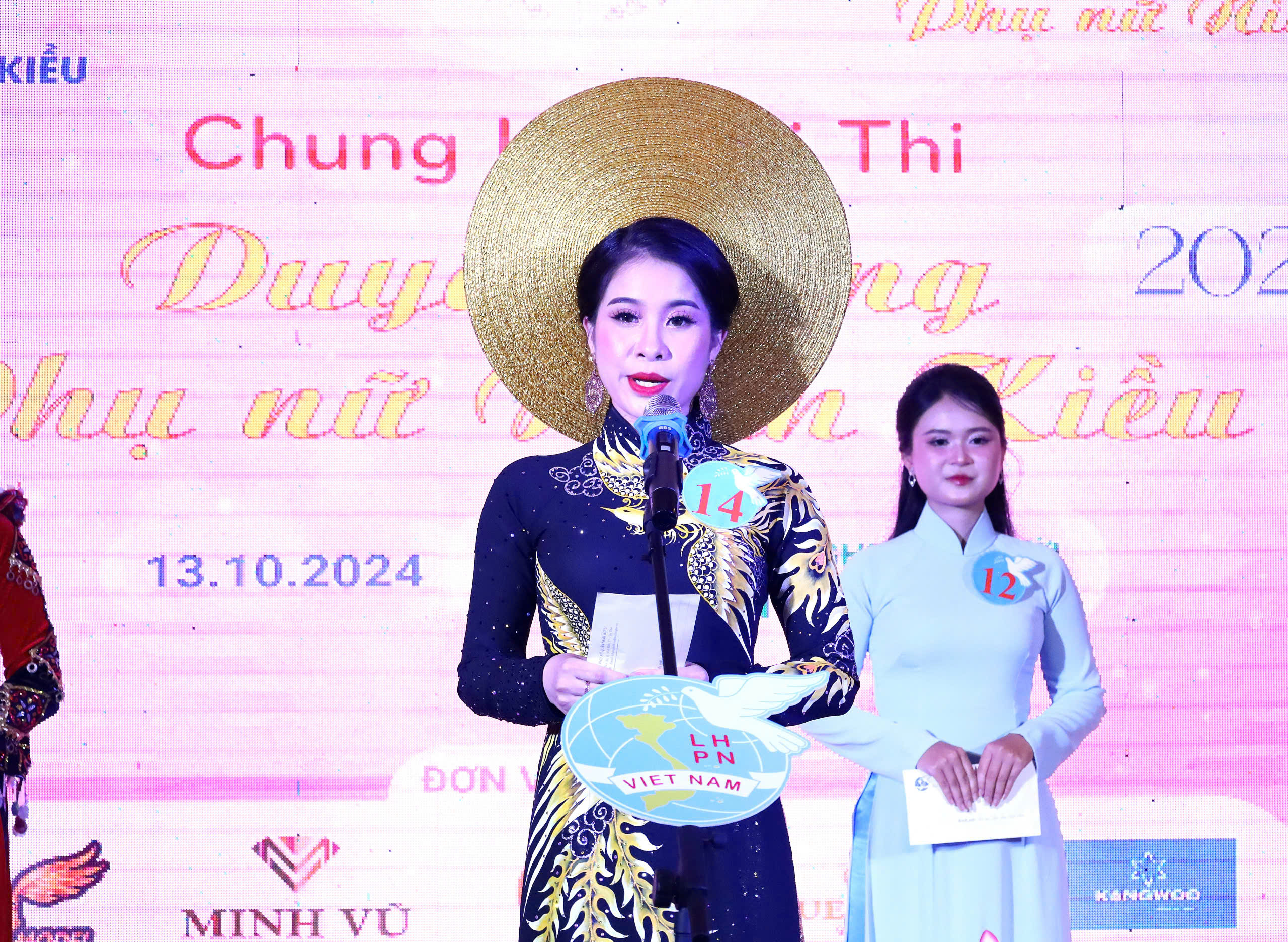 Thí sinh Lê Thị Diểm Hương – Giáo viên Trường Tiểu học Ngô Quyền tham gia phần thi ứng xử.