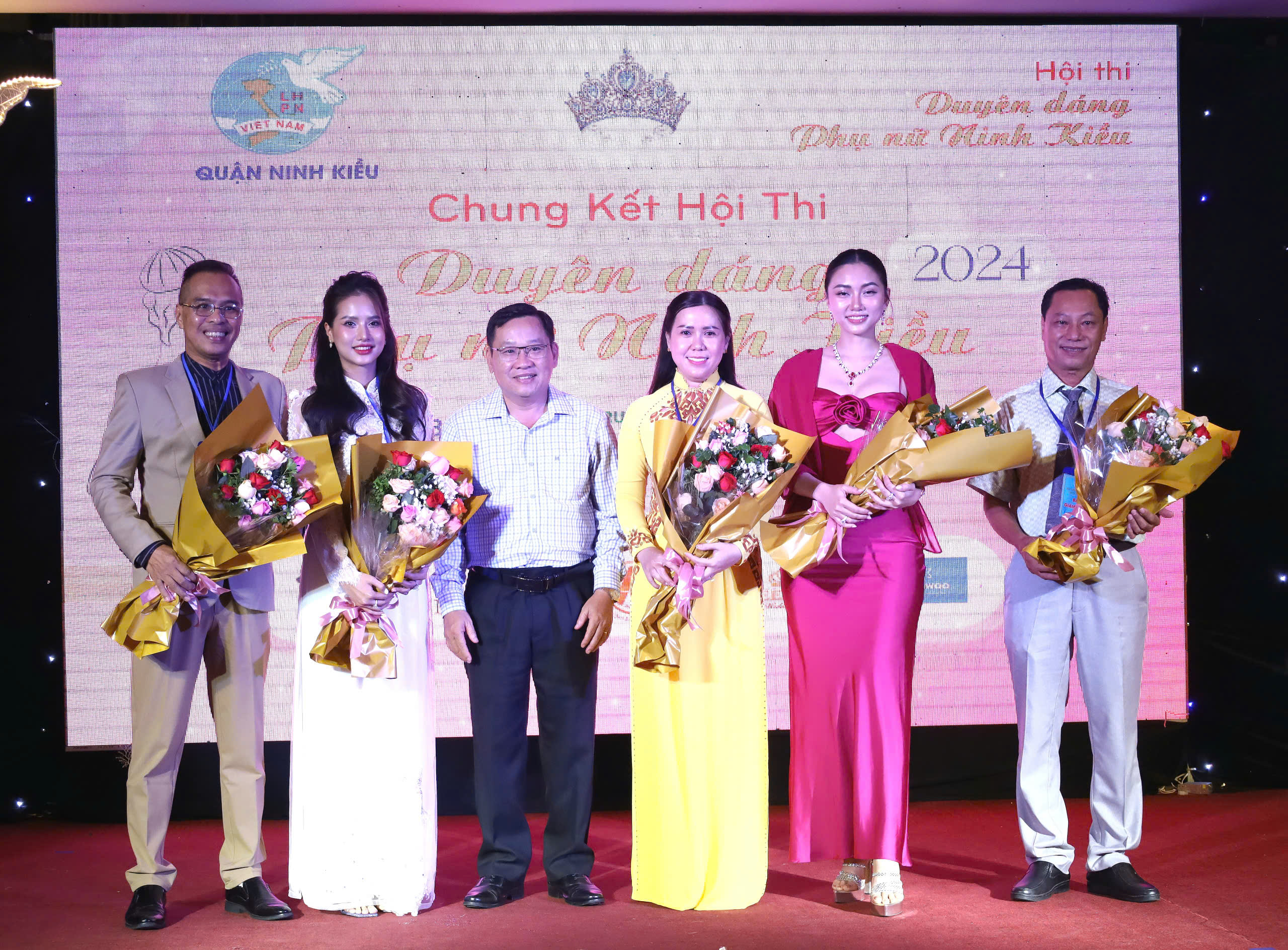 Ông Trần Tiến Dũng - Phó Bí thư thường trực quận ủy, Chủ tịch HĐND quận Ninh Kiều tặng hoa cho Ban giám khảo hội thi.