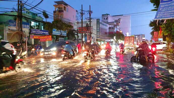 Cơn mưa lớn kéo dài bắt đầu từ khoảng 16 giờ khiến nhiều tuyến đường TP ngập sâu. (Ảnh: Internet)