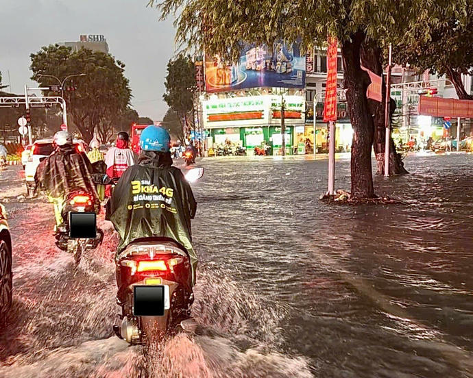 Nhiều người dân cho biết từ đầu mùa mưa đến nay, họ chưa bao giờ chứng kiến cảnh ngập sâu như thế này sau một trận mưa. (Ảnh: Internet)