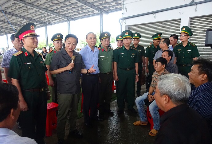 Phó Thủ tướng Trần Hồng Hà đến thăm hỏi các chủ tàu cá, bà con ngư dân tại Cảng cá Sông Đốc.