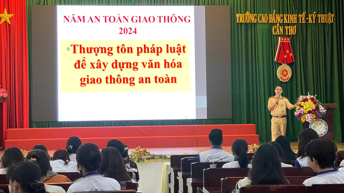 Chuyên đề “Thượng tôn pháp luật để xây dựng văn hoá giao thông” tại Trường Cao đẳng Kinh tế Kỹ thuật Cần Thơ là một hoạt động thiết thực, góp phần nâng cao nhận thức và ý thức trách nhiệm của sinh viên trong việc xây dựng văn hoá giao thông an toàn, văn minh.