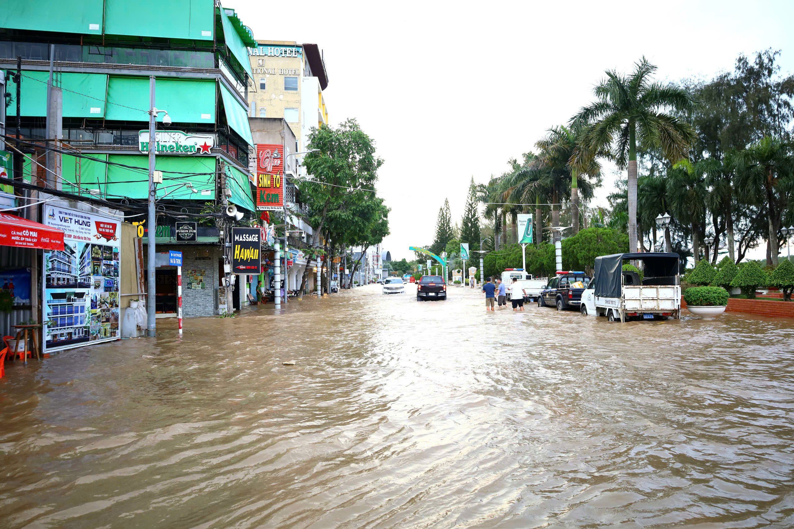 Đường Hai Bà Trưng, phường Tân An, quận Ninh Kiều bị ngập sâu do nước từ sông Cần Thơ tràn lên.