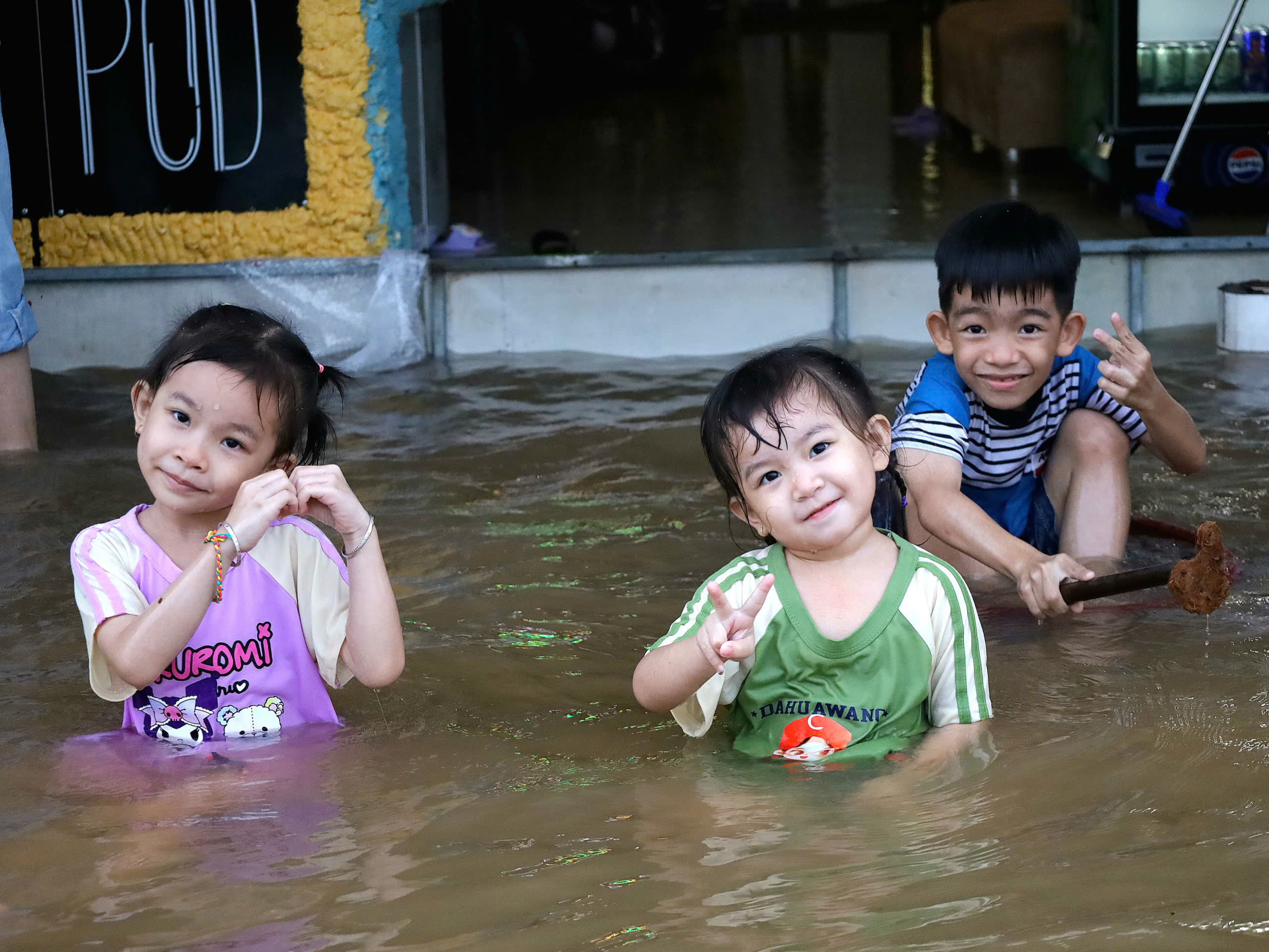 Các em nhỏ thích thú được tắm nước sông.