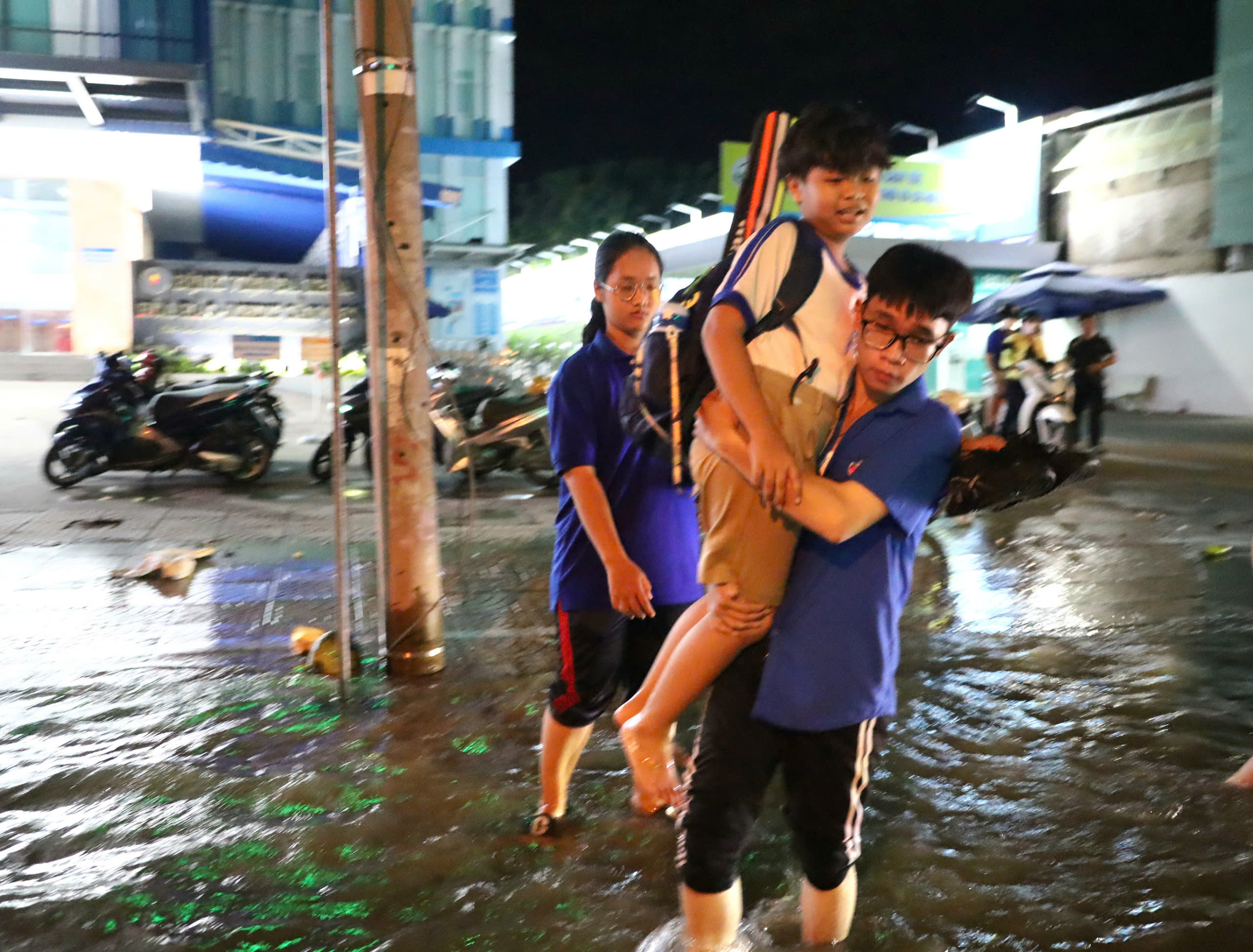 Đoàn thanh niên phường Cái Khế, quận Ninh Kiều hỗ trợ học sinh.