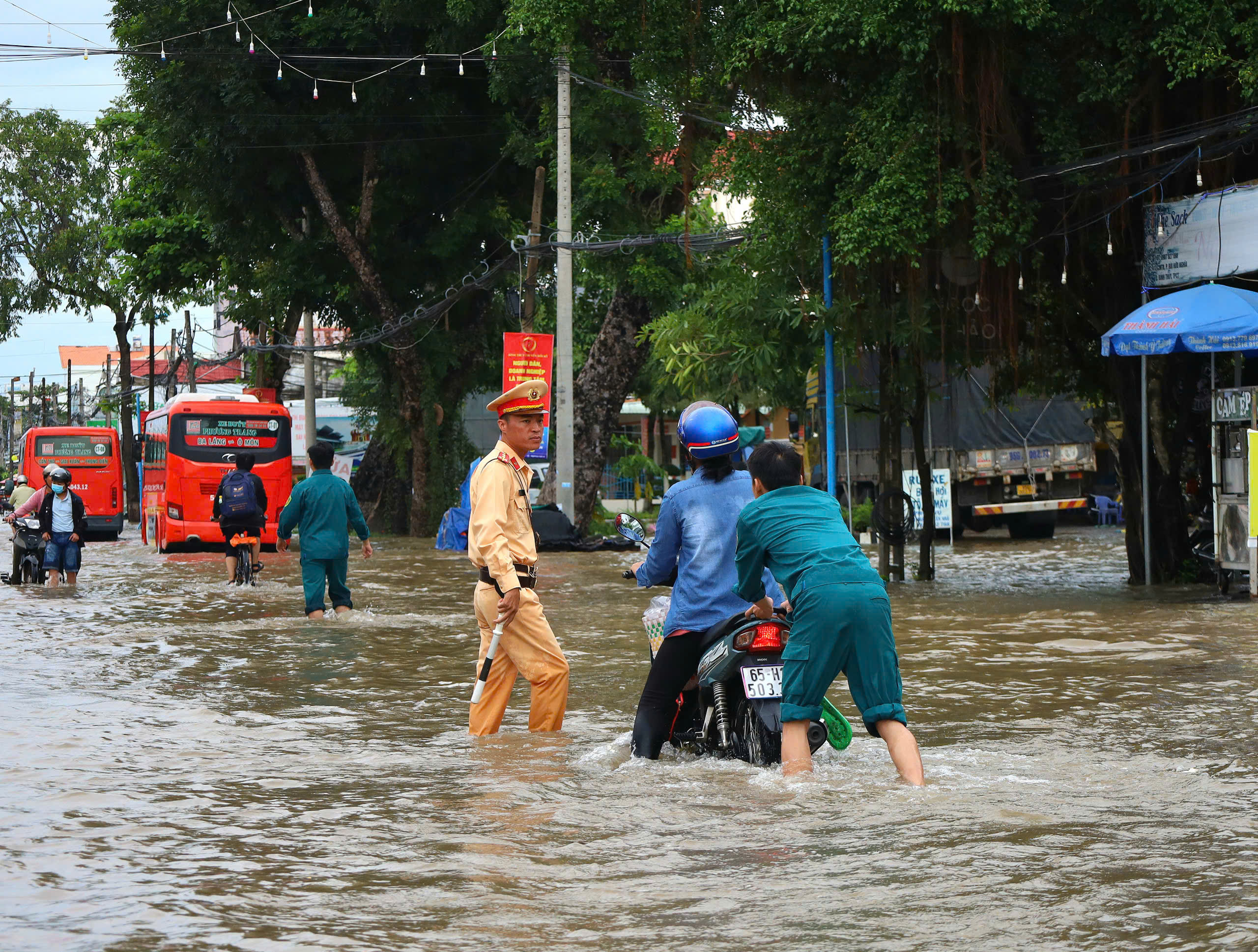 Các lực lượng chức năng túc trực để hỗ trợ người dân ở đoạn ngập sâu trên đường Cách mạng tháng 8, quận Bình Thủy.