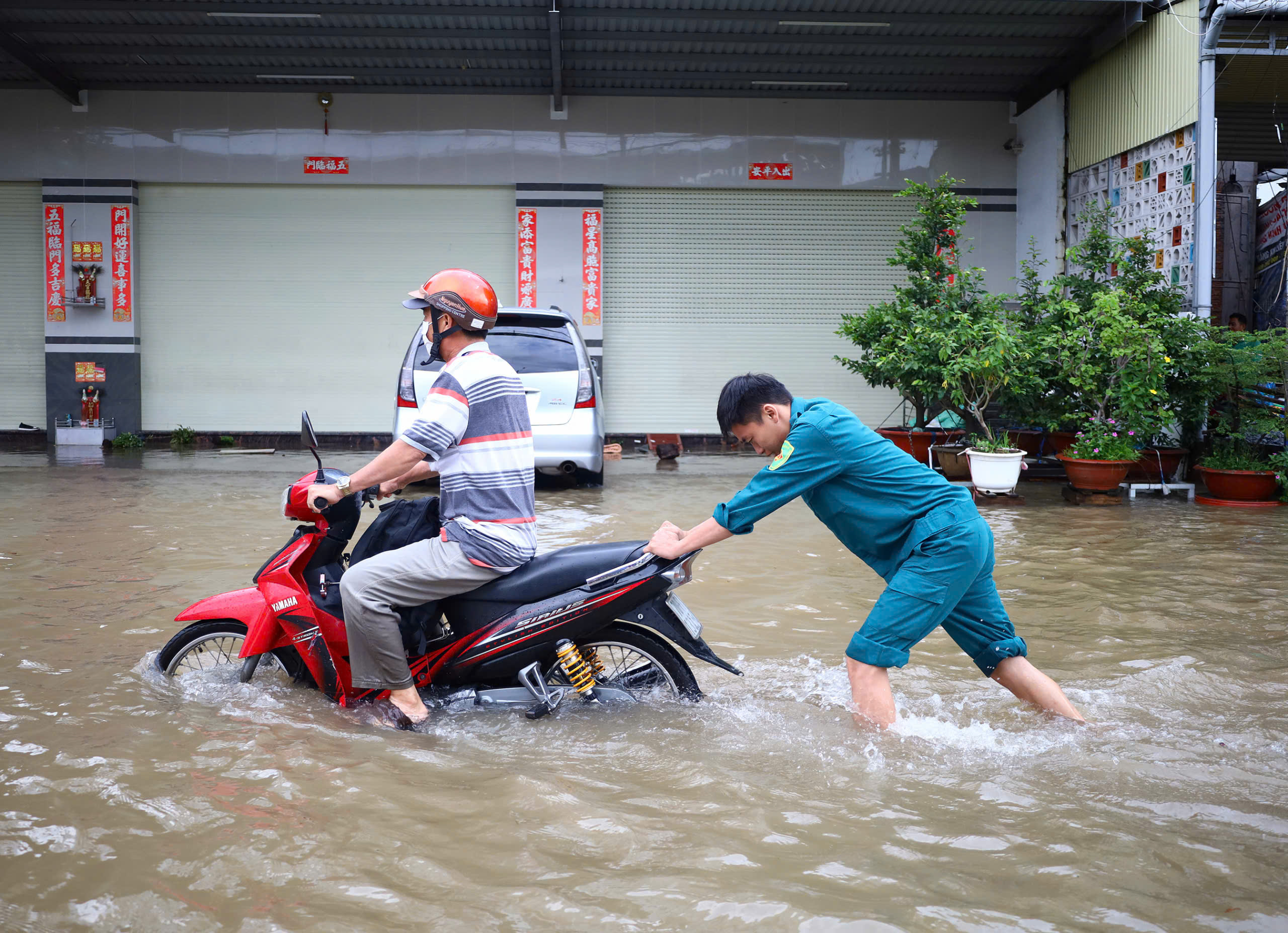 Lực lượng dân quân tự vệ phường Bùi Hữu Nghĩa, quận Bình Thủy hỗ trợ người dân.