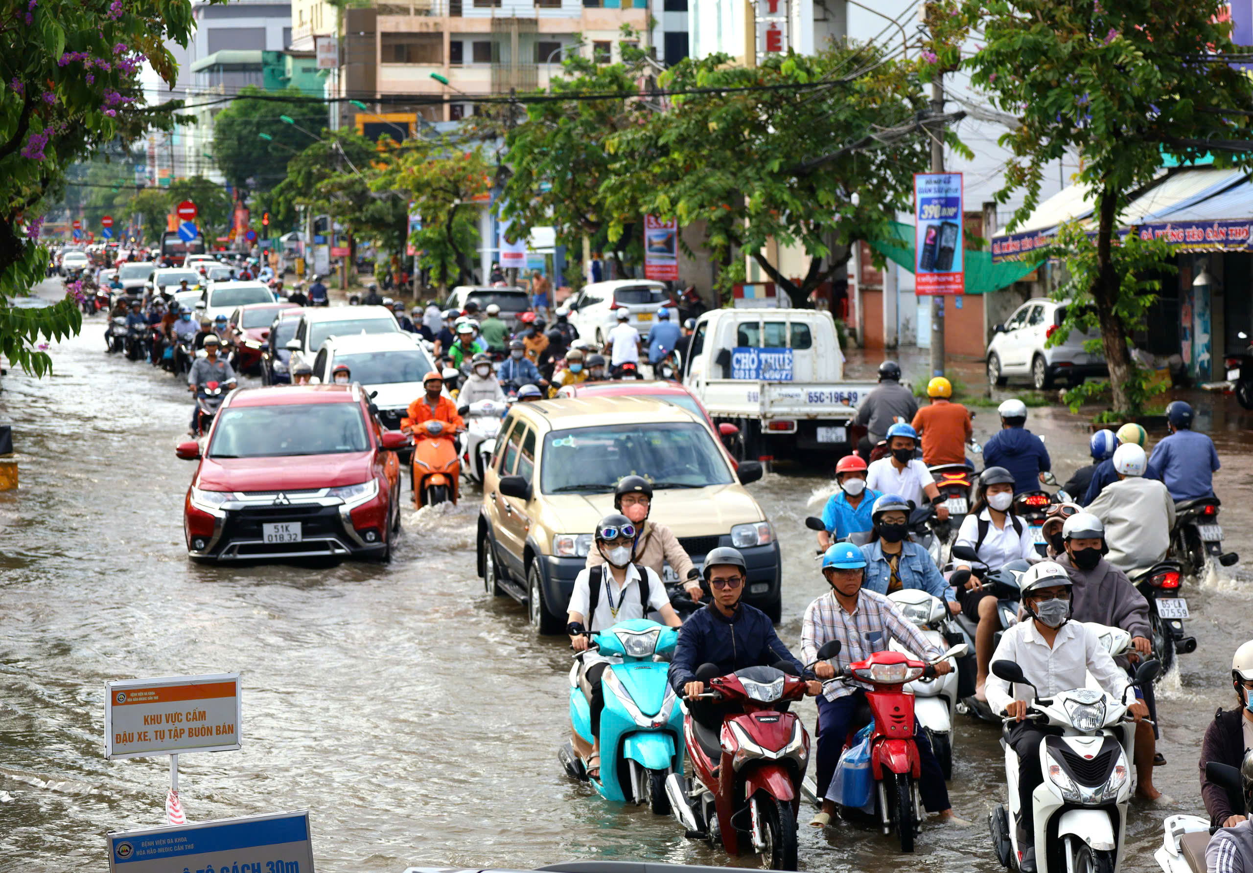 Triều cường lên cao sáng 18/10 ngay giờ cao điểm nên gây nhiều khó khăn cho việc đi lại của người dân.