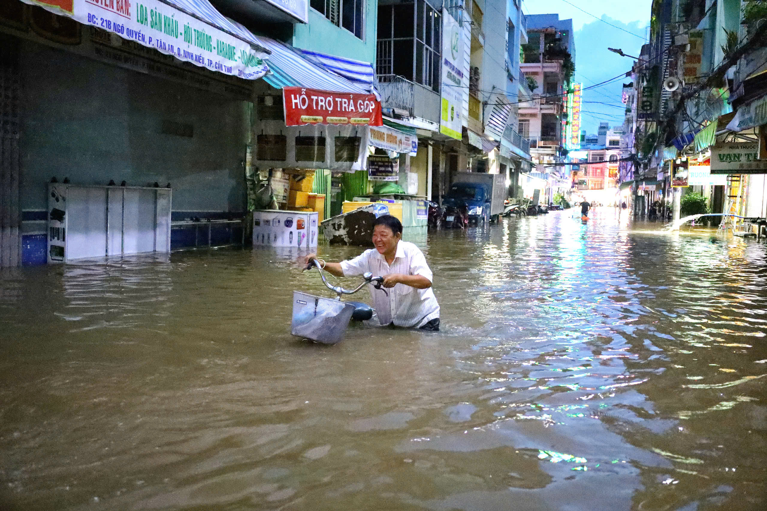 Đường Lê Thánh Tôn, phường Tân An ngập trong nước có đoạn sâu gần 1m.