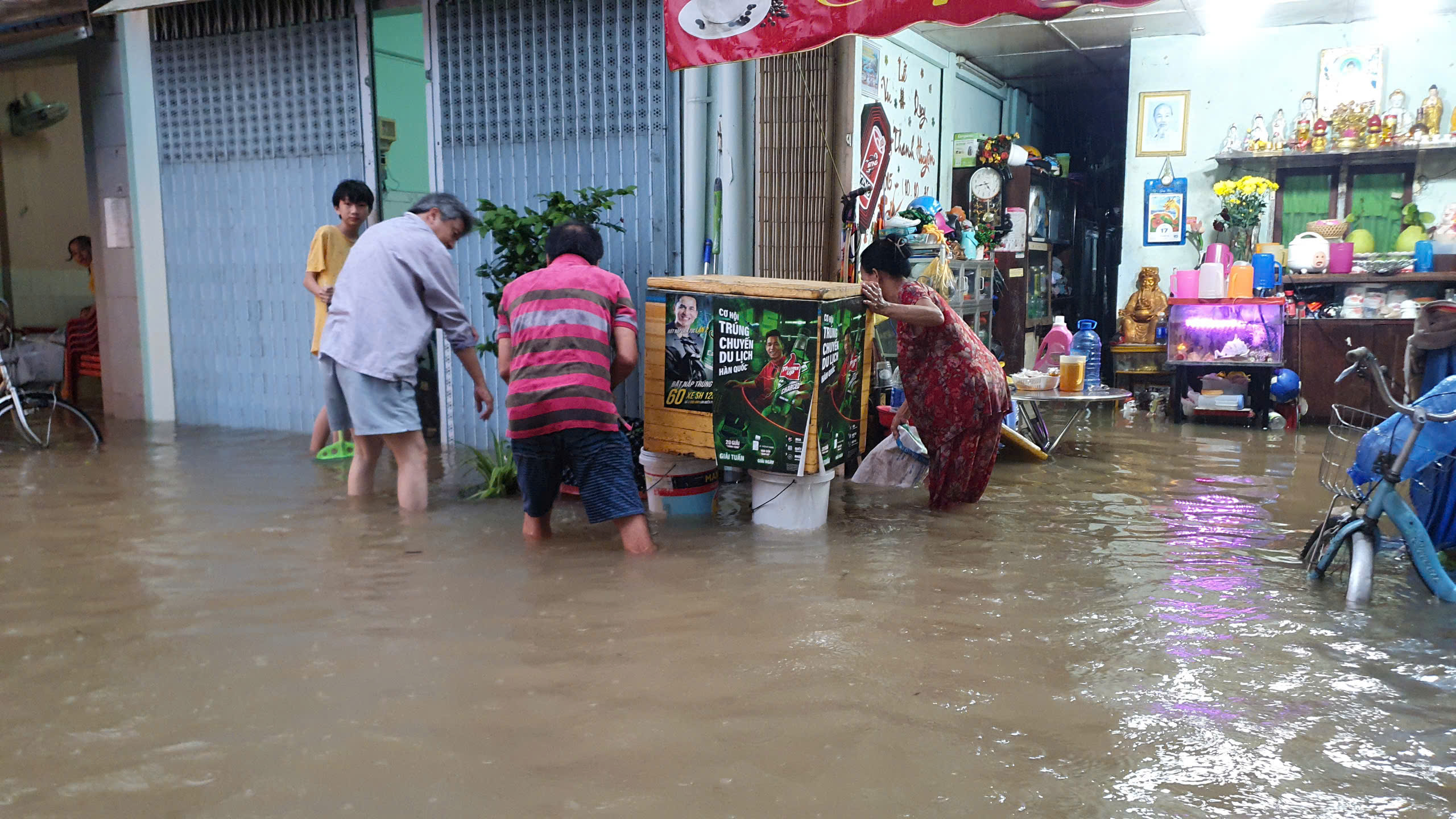 Người dân di dời đồ đạc trong nhà do ngập sâu.