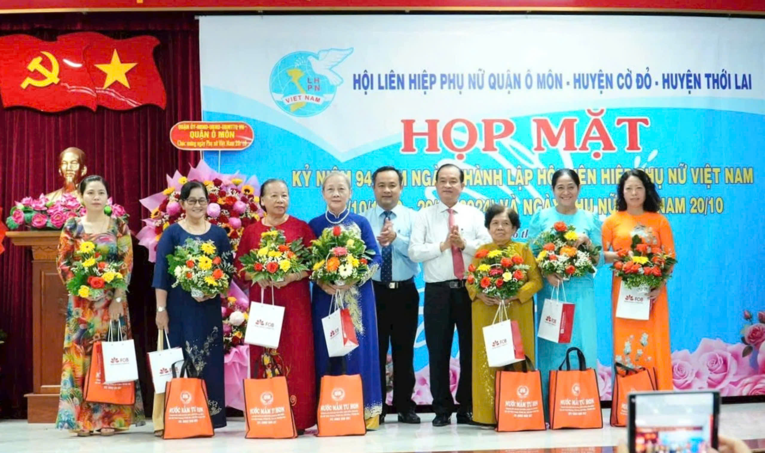 Ông Trần Minh Khiết - Phó Chủ tịch UBND quận, Trưởng Ban VSTBPN quận Ô Môn và ông Phạm Minh Thuấn - Phó Chủ tịch UBND huyện, Trưởng Ban VSTBPN huyện Cờ Đỏ trao quà cho các cô nguyên lãnh đạo Hội của 03 đơn vị.