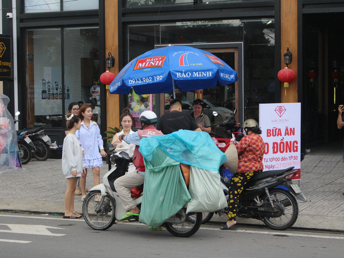 “Bữa cơm 0 đồng” đặt phía trước quán Ngọc Trương Coffee để phát cho những “vị khách đặc biệt”