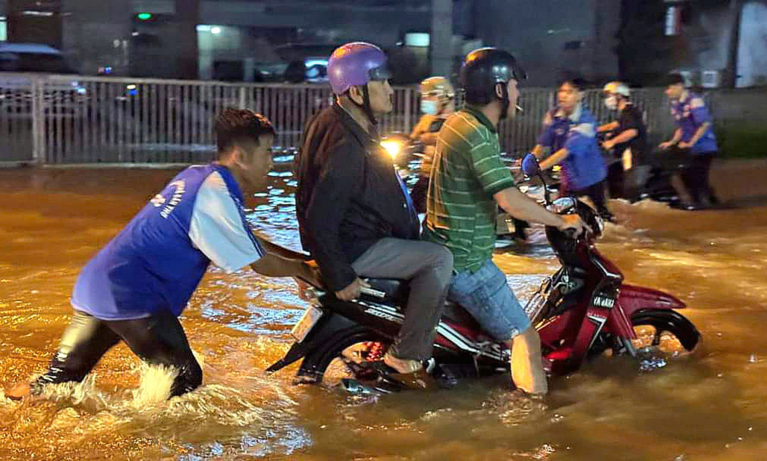 Sinh viên Trường Cao đẳng Nghề Cần Thơ hỗ trợ người dân.