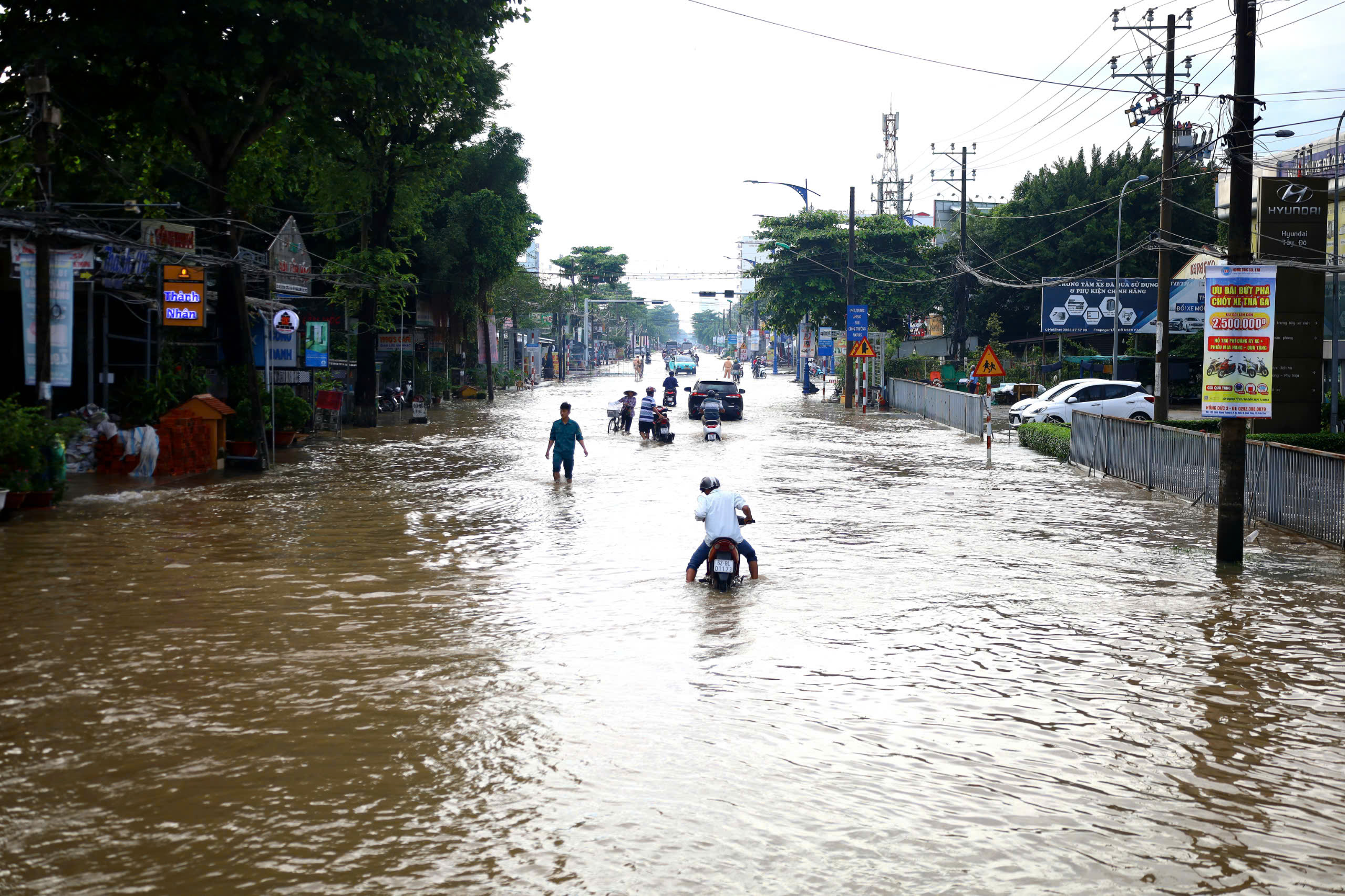 Đoạn sân vận động Quân khu 9 trên đường Cách mạng tháng 8, quận Bình Thủy ngập sâu trong nước gây khó khăn cho các phương tiện qua lại.