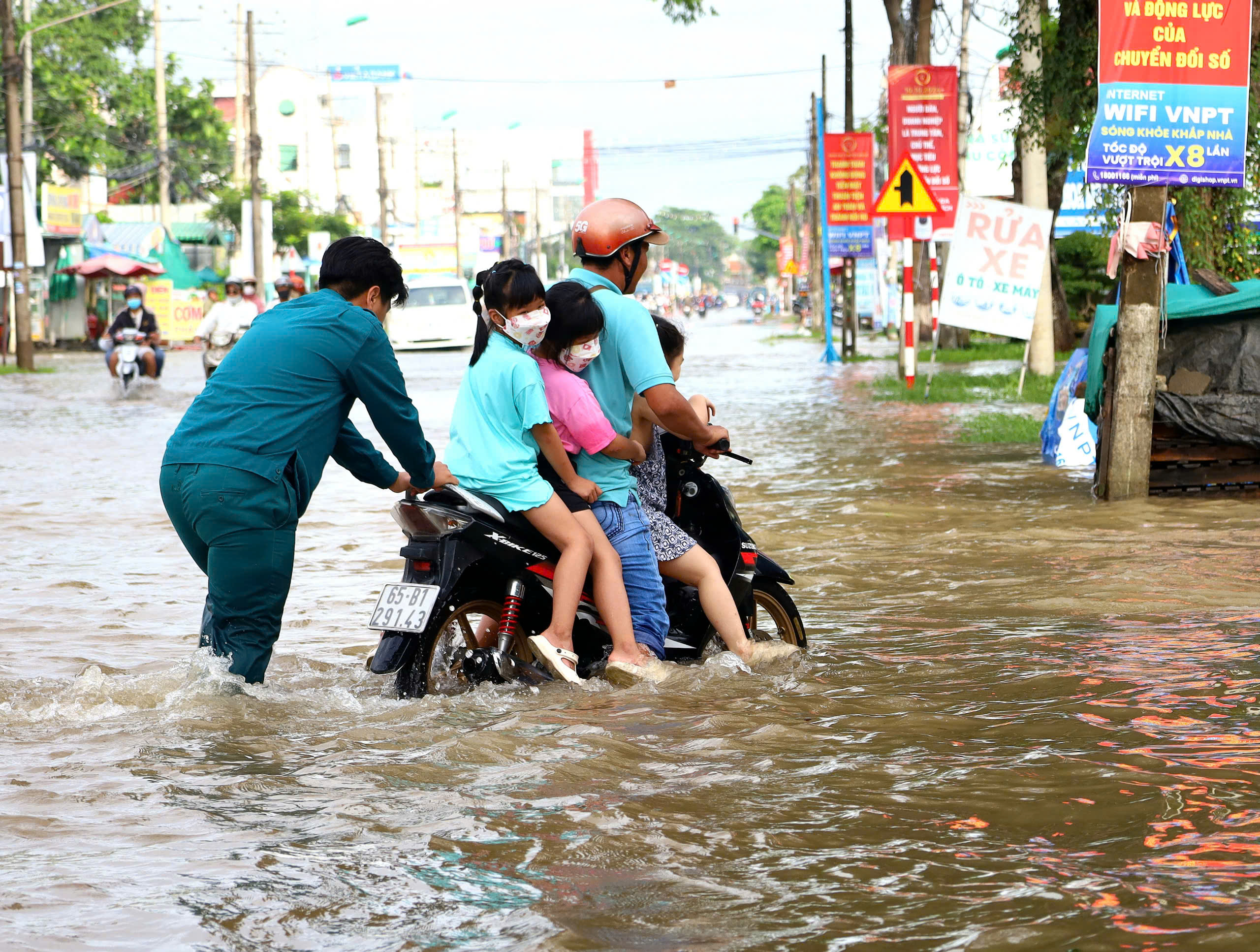 Lực lượng Quân quân tự vệ phường Bùi Hữu Nghĩa, quận Bình Thủy luôn túc trực vào thời điểm triều cường lên cao để hỗ trợ người dân.