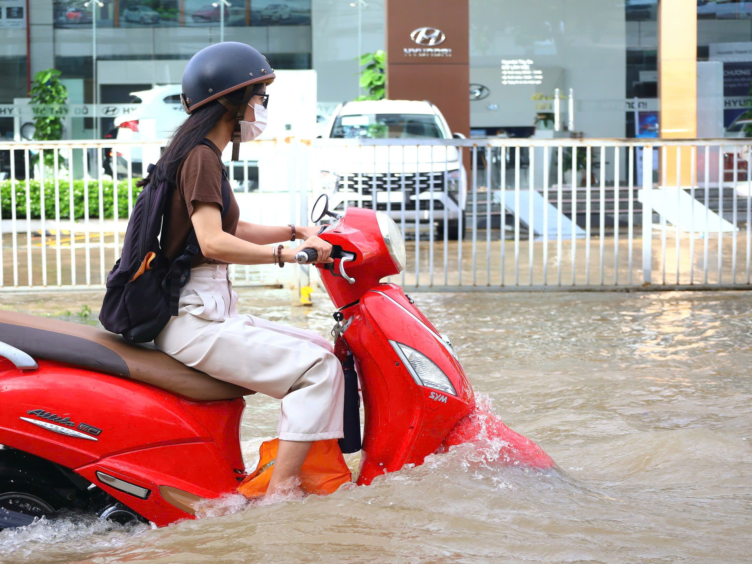 Đường Cách mạng tháng 8, quận Bình Thủy nước ngập sâu gần 0,5m.