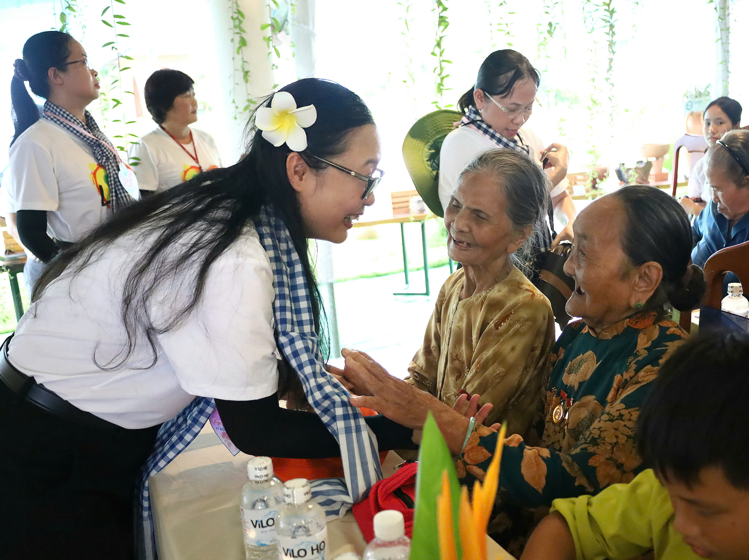 Bà Nguyễn Thị Quyên Thanh – Phó Chủ tịch UBND tỉnh, Trưởng Ban chỉ đạo Bình đẳng giới và Vì sự tiến bộ của Phụ nữ tỉnh Vĩnh Long thăm hỏi Mẹ VNAH Đặng Thị Ngượt, huyện Mang Thít.