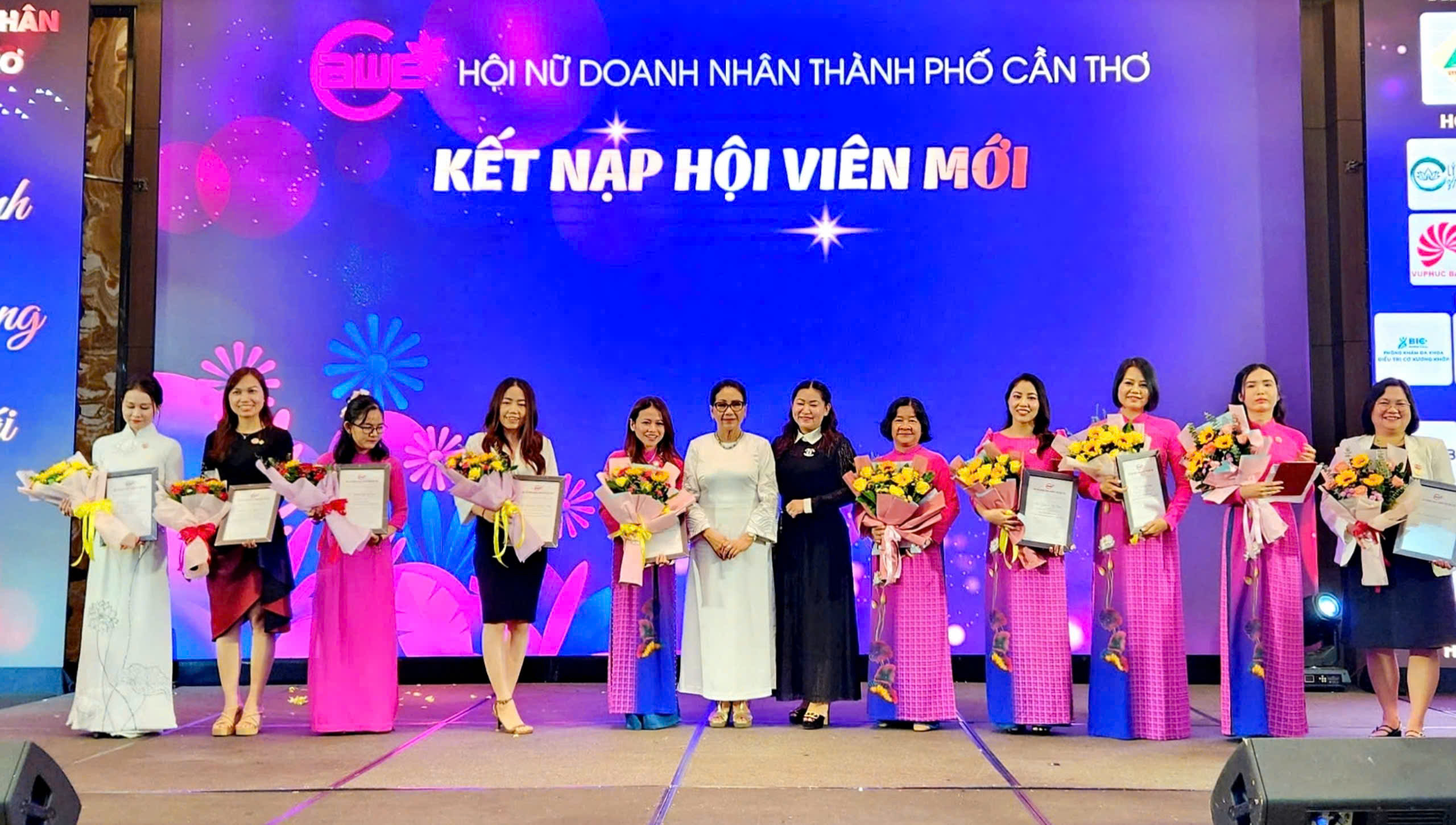 Hội Nữ doanh nhân TP. Cần Thơ (CAWE) thực hiện nghi thức kết nạp hội viên mới,