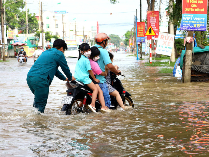 Lực lượng Quân quân tự vệ phường Bùi Hữu Nghĩa, quận Bình Thủy hỗ trợ người dân bị tắt máy xe. (Ảnh: Trung Phạm)