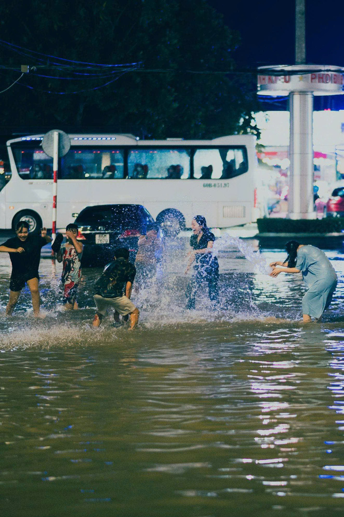 Mực nước đỉnh triều trên các sông rạch Cần Thơ ở mức cao và xấp xỉ BĐ III vào ngày 21/10. Sau đó mực nước xuống nhanh trong ngày tiếp theo.