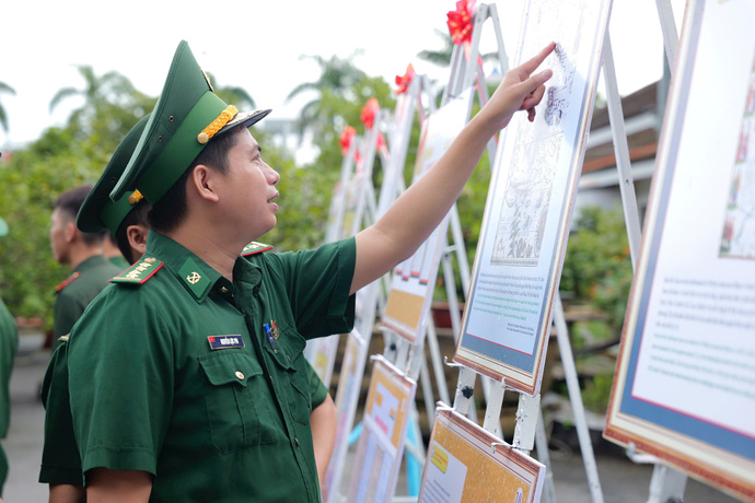 Các chiến sĩ tham quan trưng bày chuyên đề '“Hoàng Sa - Trường Sa của Việt Nam” .