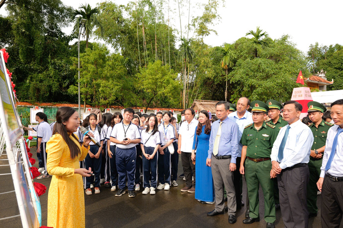 Ông Hồ Trung Việt - Trưởng Ban Tuyên giáo Tỉnh ủy Cà Mau; lãnh đạo các ban ngành cấp tỉnh và cùng các em học sinh nghe thuyết minh về chuyên đề “Hoàng Sa - Trường Sa của Việt Nam” .