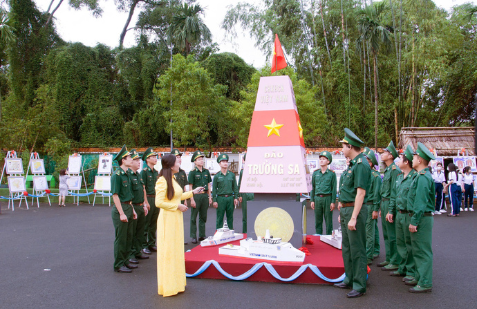 Các chiến sĩ nghe thuyết minh về biển, đảo Trường Sa - Hoàng sa.