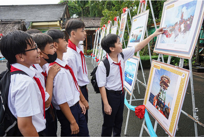 Các em học sinh tham quan chuyên đề “Hoàng Sa - Trường Sa của Việt Nam”.